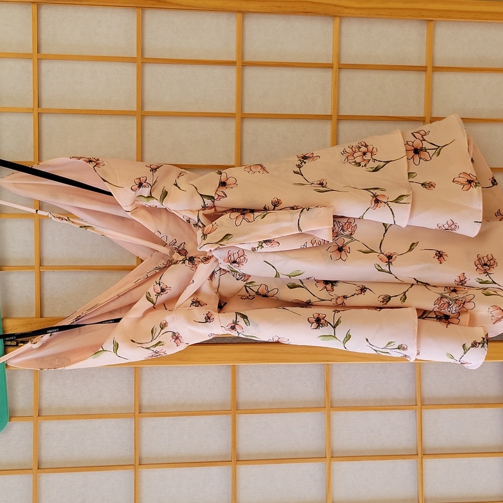 Pink flowy romper - Picture 3 of 4